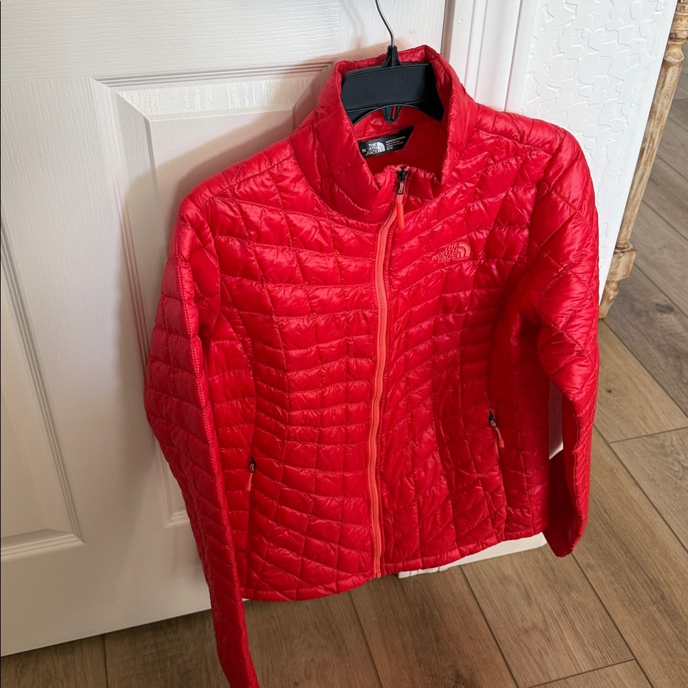 The North Face ThermoBall Trekker Quilted Jacket {Bright Red/Melon} M - Picture 2 of 7